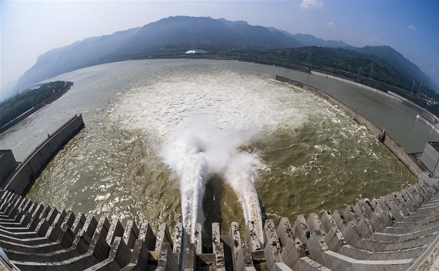 Đập Tam Hiệp là đập thủy điện lớn nhất thế giới. Đập được xây dựng từ năm 1994 nhưng đến ngày 1.6.2003 mới bắt đầu chứa nước. Ảnh: Tân Hoa Xã