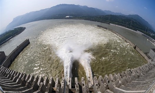 Đập Tam Hiệp là đập thủy điện lớn nhất thế giới. Đập được xây dựng từ năm 1994 nhưng đến ngày 1.6.2003 mới bắt đầu chứa nước. Ảnh: Tân Hoa Xã
