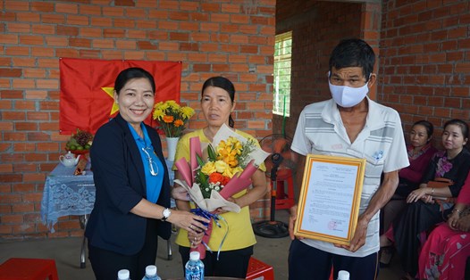 Bà Đinh Thị Dương Thúy - Chủ tịch LĐLĐ thành phố Tây Ninh trao Quyết định tặng nhà cho vợ chồng anh Phê.
