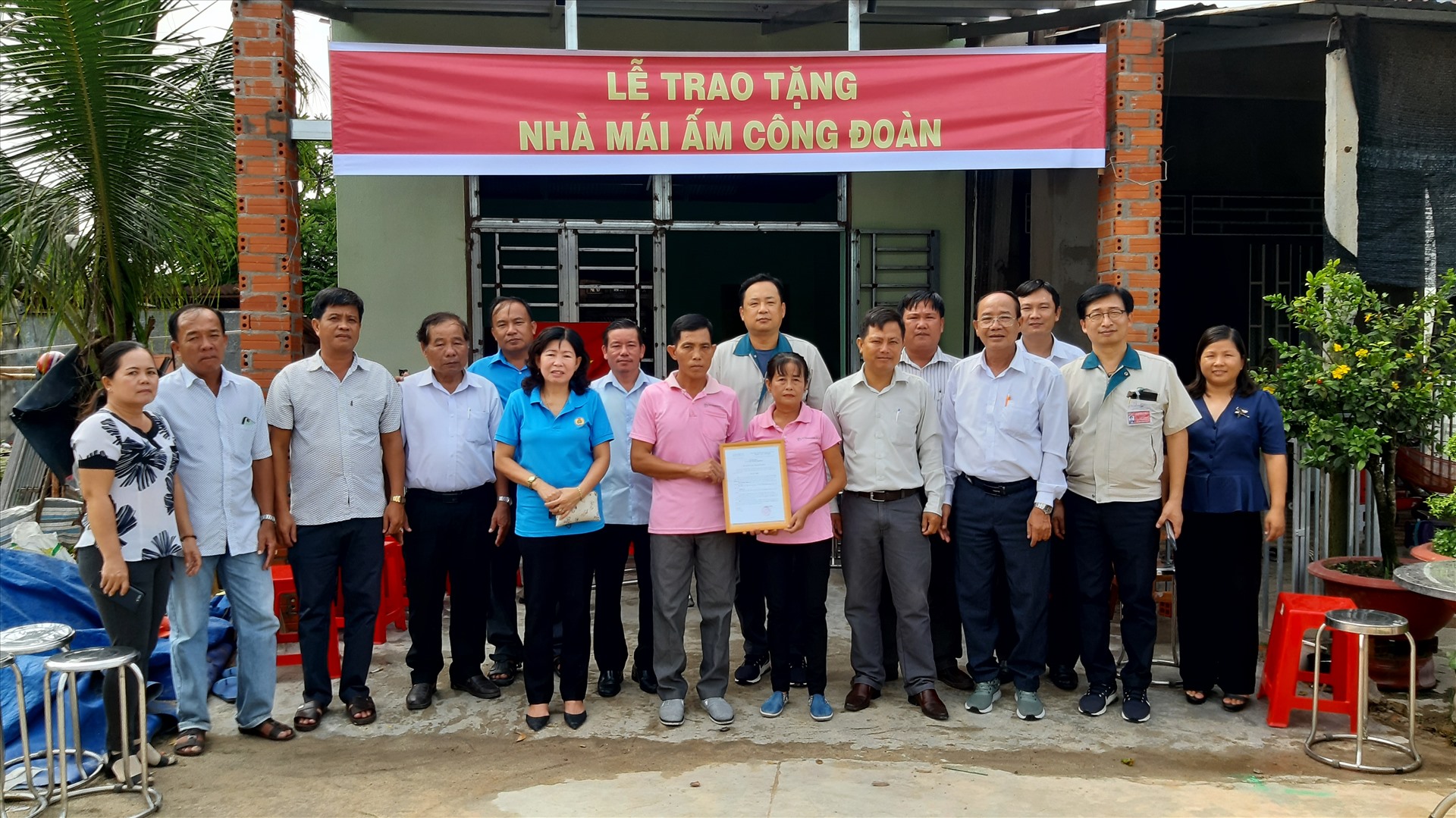 Các đại biểu chụp ảnh lưu niệm cùng gia chị Nguyễn Thị Hồng Loan. Ảnh LĐLĐ Tây Ninh cung cấp