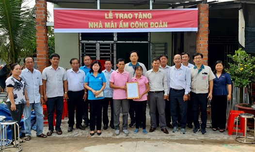 Các đại biểu chụp ảnh lưu niệm cùng gia chị Nguyễn Thị Hồng Loan. Ảnh LĐLĐ Tây Ninh cung cấp