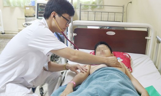 Bệnh nhi đang được theo dõi tại Đơn vị Hồi sức tích cực Nhi - Khoa Nhi. Ảnh do bệnh viện cung cấp cứu.