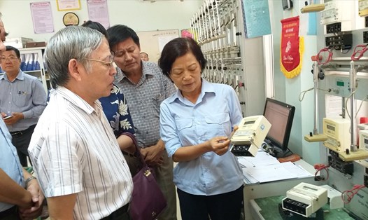 Đoàn kiểm tra việc ghi chỉ số, lập hoá đơn tại Thừa Thiên Huế. Ảnh: Thuỳ Trang