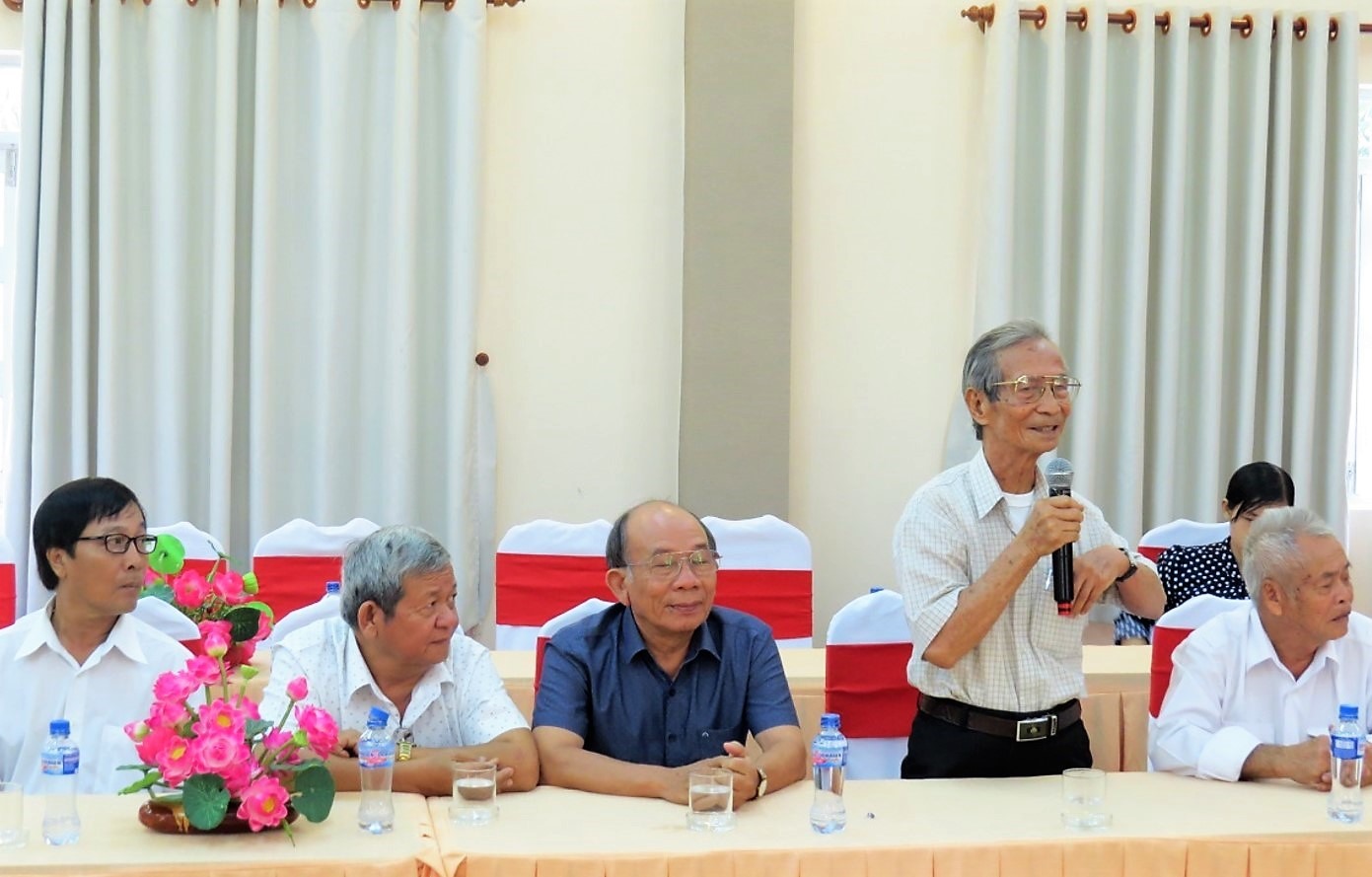 Đồng chí Võ Hưng Thông - nguyên Chủ tịch LĐLĐ tỉnh Đồng Tháp - phát biểu tại buổi họp mặt cán bộ Công đoàn chuyên trách do LĐLĐ tỉnh tổ chức. Ảnh: Lưu Hùng