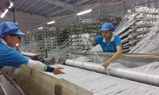 Công nhân một nhà máy sợi trong KCN Cái Lân, TP.Hạ Long, tỉnh Quảng Ninh. Ảnh: Nguyễn Hùng