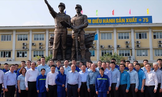Thủ tướng Nguyễn Xuân Phúc chụp ảnh cùng công nhân và các đại biểu tại tượng đài "Vinh quang thợ mỏ Hà Lầm". Ảnh: Trần Ngọc Duy