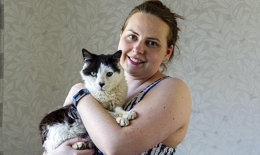 Vicky Swainson đoàn tụ cùng mèo cưng Gucci sau 12 năm thất lạc. Ảnh: Daily Mail.