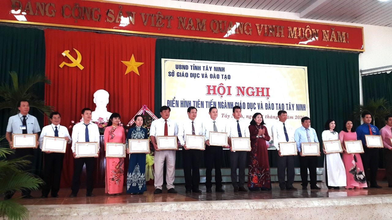 Trao tặng Bằng khen của UBND tỉnh cho các tập thể, cá nhân tiêu biểu. Ảnh LĐLĐ Tây Ninh cung cấp
