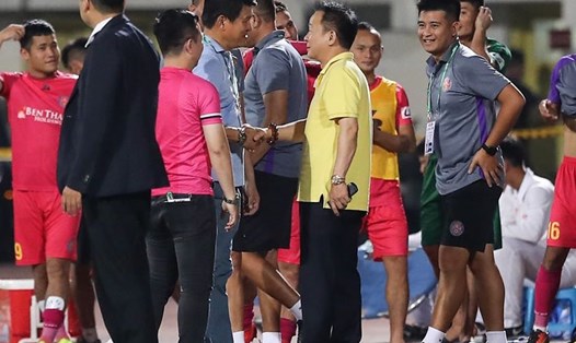 Bầu Hiển hỏi thăm ban huấn luyện Sài Gòn sau trận đấu. Ảnh: Hoàng Linh