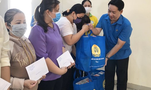 Ông Kiều Ngọc Vũ - Phó Chủ tịch LĐLĐ TPHCM động viên và trao quà hỗ trợ cho NLĐ có hoàn cảnh khó khăn của Quận Tân Phú. Ảnh: Thu Hà.