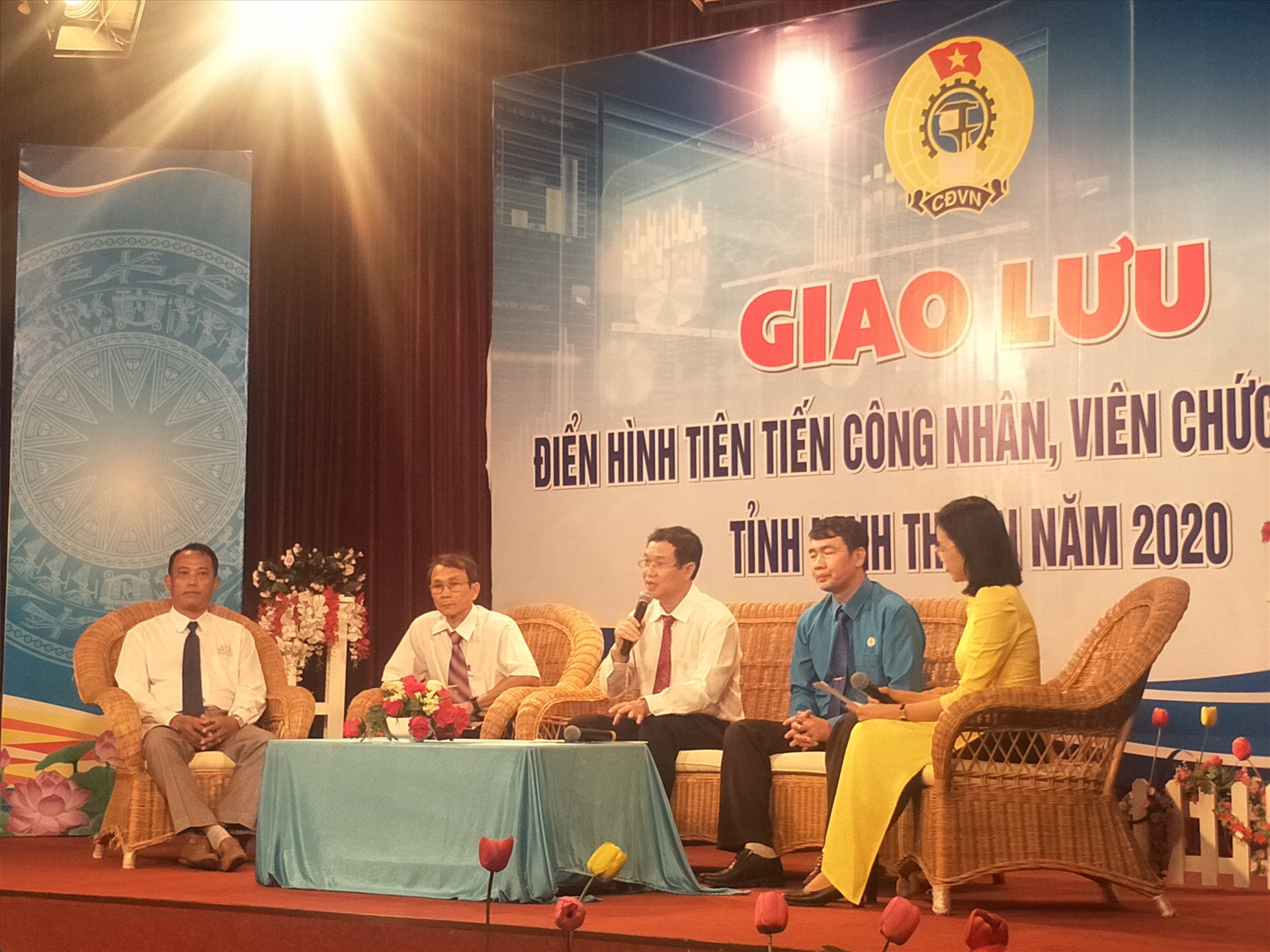 Thạc sĩ, Bác sĩ Lê Huy Thạch, phó Giám đốc Bệnh viện đa khoa tỉnh Ninh Thuận đang chia sẻ với khán giả về đề tài "Chế tạo máy sấy dây máy thở, khử khuẩn tự động bằng đèn UV và nhiệt độ thấp". Ảnh: Lý Thanh