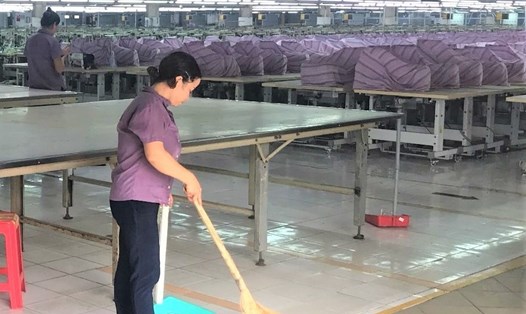 Máy móc trong nhà xưởng NB1 của Cty Nobland Việt Nam (TPHCM) đã được bao bọc cẩn thận do công nhân phải nghỉ việc, chỉ còn nhân viên tạp vụ dọn dẹp nhà xưởng. Ảnh: Đức Long