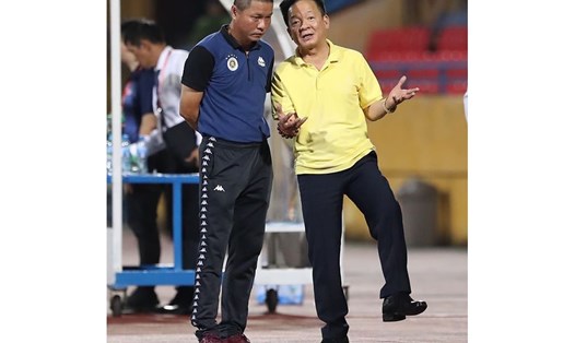 Bầu Hiển gặp HLV Chu Đình Nghiêm sau trận đấu. Ảnh: Hoàng Linh