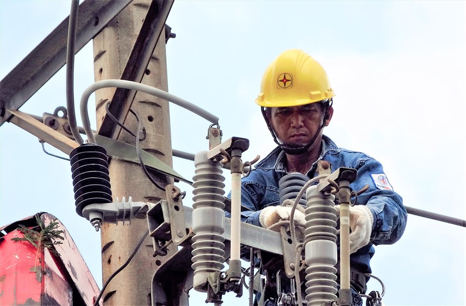 Công nhân EVNHCMC đảm bảo điện trong những ngày giãn cách xã hội phòng chống dịch COVID-19. Ảnh EVNHCMC cung cấp Công nhân EVNHCMC đảm bảo điện trong những ngày giãn cách xã hội phòng chống dịch COVID-19. Ảnh EVNHCMC cung cấp