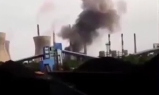 Đám khói bốc lên sau vụ nổ lò hơi ở nhà máy nhiệt điện tại Ấn Độ. Ảnh: The Times of India