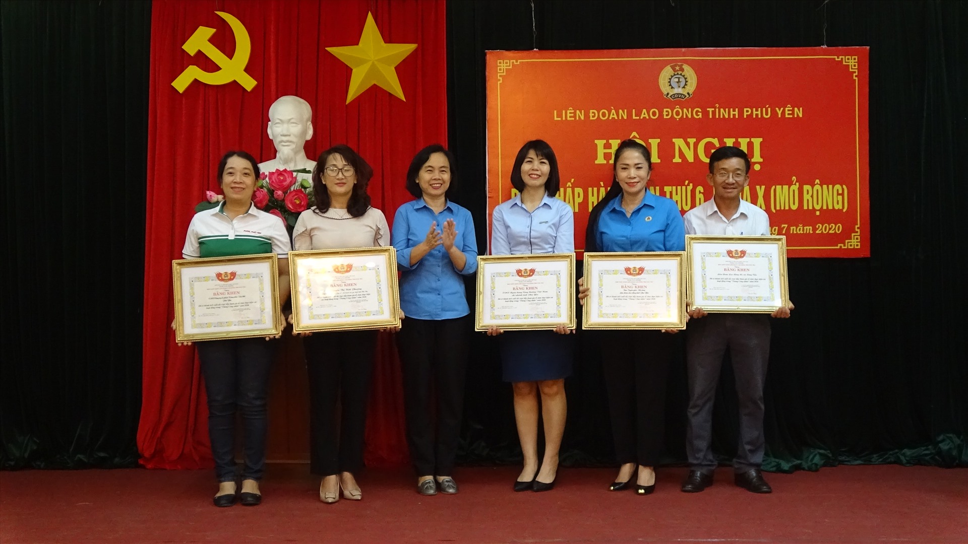 Lãnh đạo LĐLĐ tỉnh Phú Yên tặng bằng khen cho các tập thể, cá nhân có nhiều đóng góp trong tháng công nhân 2020. Ảnh:Dự Linh
