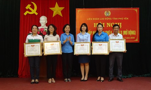 Lãnh đạo LĐLĐ tỉnh Phú Yên tặng bằng khen cho các tập thể, cá nhân có nhiều đóng góp trong tháng công nhân 2020. Ảnh:Dự Linh