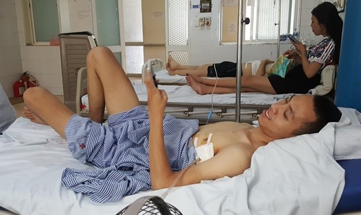 Anh Phạm Quốc Huy đang được điều trị tại bệnh viện 198. Ảnh: Thảo Anh