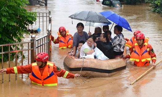 Công tác cứu hộ người dân chịu ảnh hưởng bởi mưa lũ đang được gấp rút tiến hành. Ảnh: SCMP