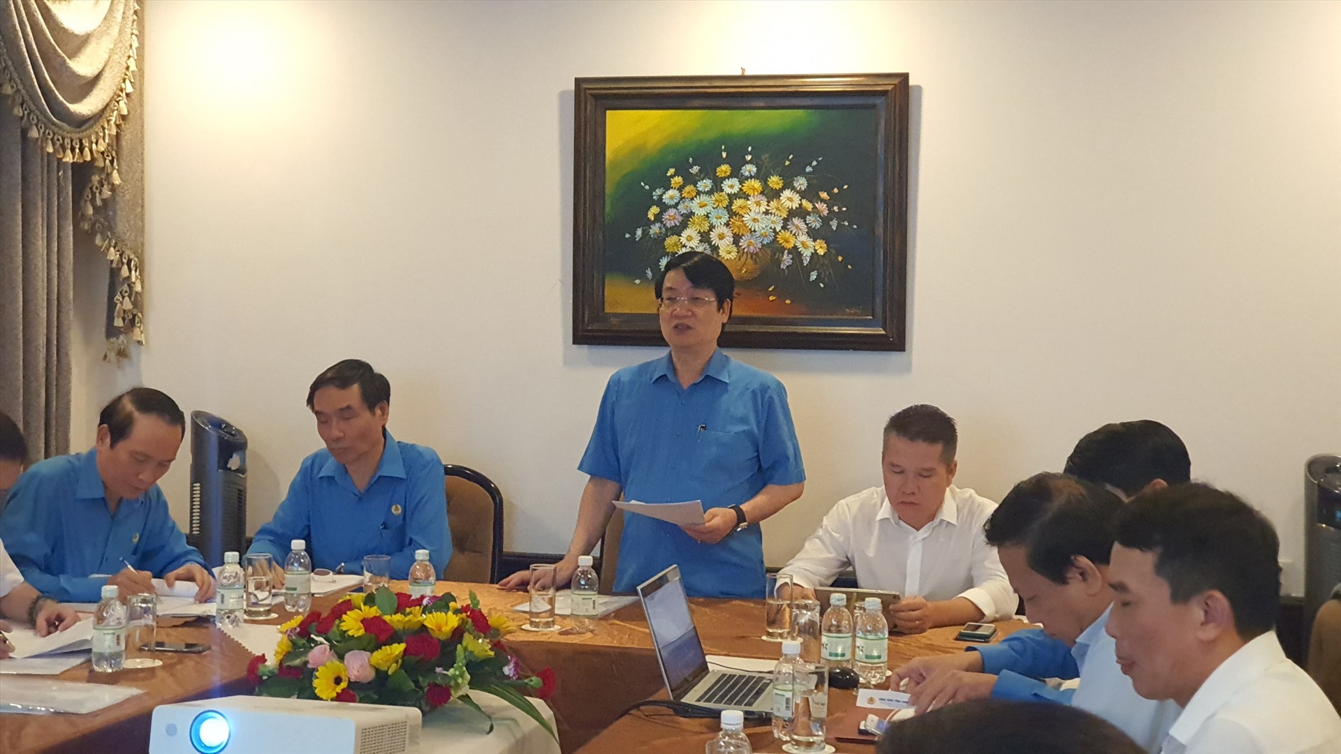 Đồng chí Lê Phan Linh - Chủ tịch Công đoàn Tổng Công ty Hàng hải Việt Nam phát biểu tại hội nghị. Ảnh: Lê Thương
