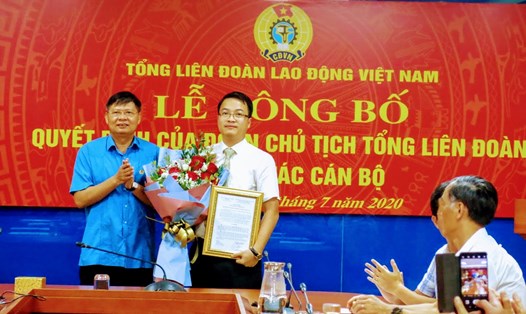 Đồng chí Phan Văn Anh, Phó Chủ tịch Tổng LĐLĐVN trao quyết định cho đồng chí Nguyễn Minh Dũng. Ảnh: Văn Nhì