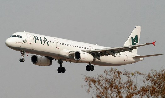 Một chiếc máy bay của hãng hàng không quốc tế Pakistan (PIA) đang chuẩn bị hạ cánh. Ảnh: Reuters.