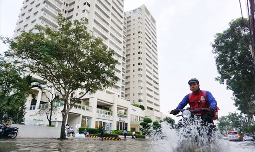 Ngập nước trong khu vực phố nhà giàu Thảo Điền ở TPHCM. Ảnh: Minh Quân