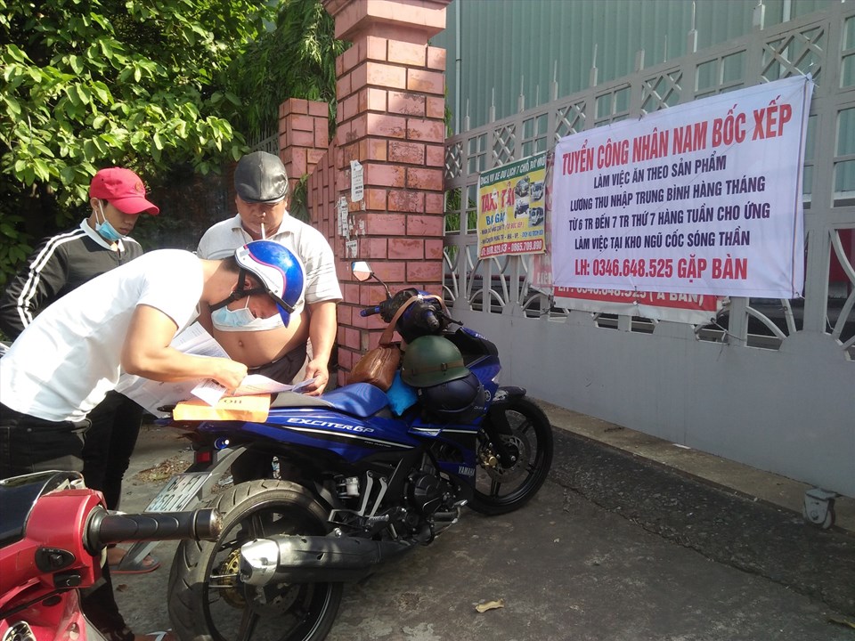 Người lao động làm hồ sơ xin việc (ảnh minh họa). Ảnh: Minh Khang Người lao động làm hồ sơ xin việc (ảnh minh họa). Ảnh: Minh Khang