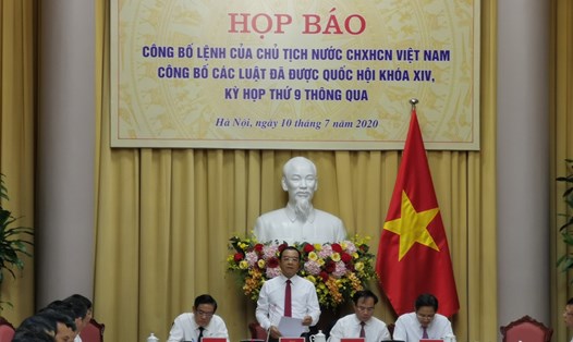 Ông Đào Việt Trung - Chủ nhiệm Văn phòng Chủ tịch Nước đọc Lệnh công bố các Luật tại họp báo. Ảnh T.Vương