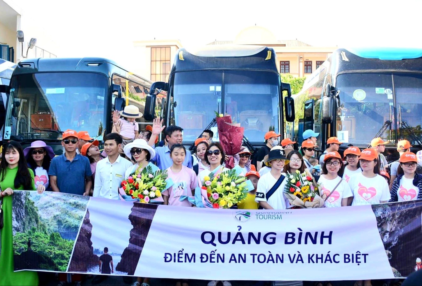 Lãnh đạo ngành du lịch Quảng Bình chào đón các du khách trên chuyến tàu charter đầu tiên. Ảnh: LPL