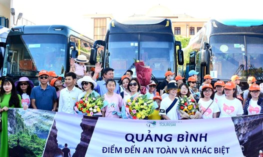 Lãnh đạo ngành du lịch Quảng Bình chào đón các du khách trên chuyến tàu charter đầu tiên. Ảnh: LPL