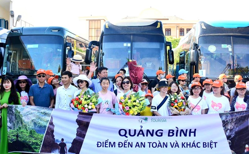Lãnh đạo ngành du lịch Quảng Bình chào đón các du khách trên chuyến tàu charter đầu tiên. Ảnh: LPL