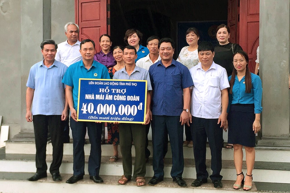Các đồng chí lãnh đạo LĐLĐ tỉnh, Đảng ủy Khối trao tiền hỗ trợ cho gia đình đoàn viên Cao Xuân Chiến. Ảnh: Thu Hà.