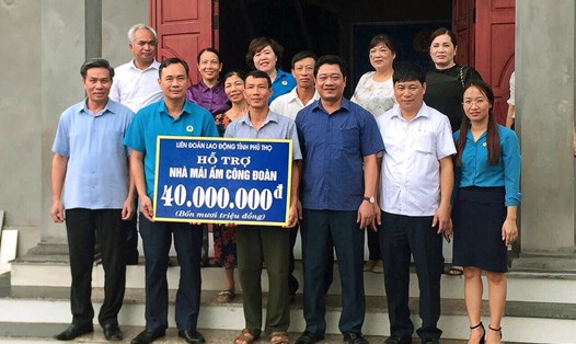 Các đồng chí lãnh đạo LĐLĐ tỉnh, Đảng ủy Khối trao tiền hỗ trợ cho gia đình đoàn viên Cao Xuân Chiến. Ảnh: Thu Hà.