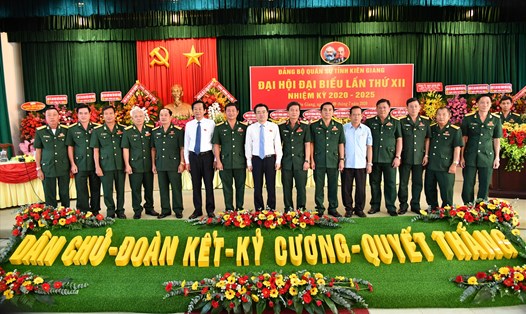 Ban Chấp hành Đảng bộ Quân sự tỉnh Kiên Giang khóa XII nhiệm kỳ 2020 – 2025 chụp ảnh lưu niệm.