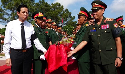 Lễ đón và an táng hài cốt liệt sĩ quân tình nguyện và chuyên gia Việt Nam hy sinh tại Lào, tháng 5.2017. Ảnh: Bộ LĐTBXH