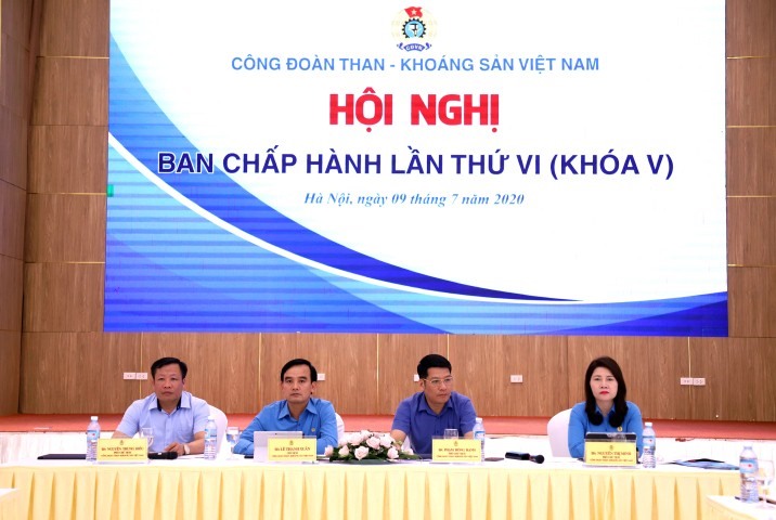 Các đồng chí chủ trì hội nghị. Ảnh: Văn Tiến.