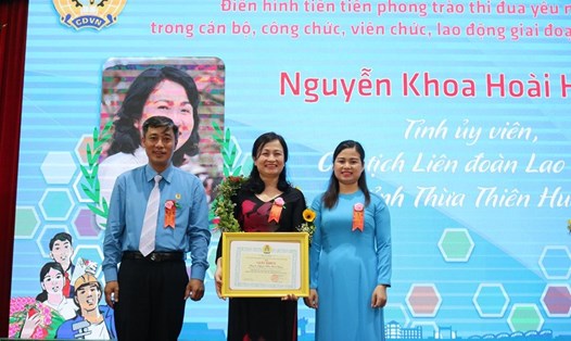 Bà Nguyễn Khoa Hoài Hương - Tỉnh ủy viên,  Chủ tịch LĐLĐ Thừa Thiên Huế được tuyên dương là điển hình tiên tiến. Ảnh: PĐ.