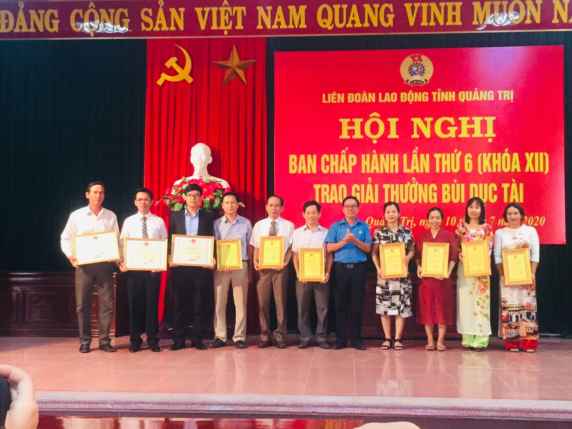Ban Thường vụ LĐLĐ tỉnh Quảng Trị đã thừa uỷ quyền trao Giải thưởng Bùi Dục Tài của UBND tỉnh cho 10 công nhân viên chức lao động tiêu biểu có thành tích trong học tập, nghiên cứu, góp phần xây dựng quê hương. Ảnh: LĐLĐ.