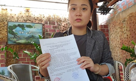 Cô giáo Phạm Minh Hạnh cầm trên tay tờ giấy chứng nhận hoàn thành nhiệm vụ 3 dạy tình nguyện ở Lào. Ảnh: QN