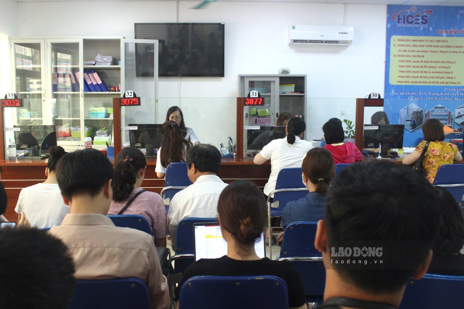 Đông đảo người lao động đến Trung tâm Dịch vụ Việc làm Hà Nội giải quyết chế độ bảo hiểm thất nghiệp, tháng 6.2020. Ảnh: Trần Kiều