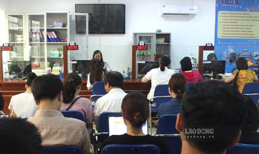 Đông đảo người lao động đến Trung tâm Dịch vụ Việc làm Hà Nội giải quyết chế độ bảo hiểm thất nghiệp, tháng 6.2020. Ảnh: Trần Kiều