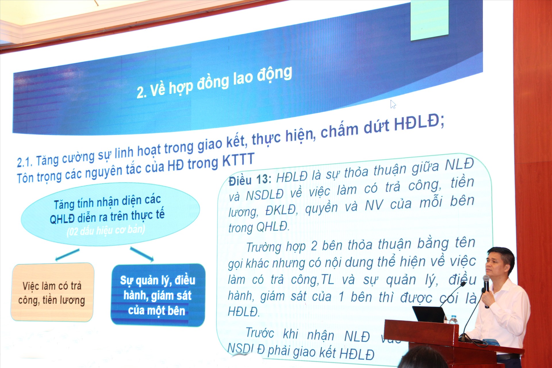 Đồng chí Ngọ Duy Hiểu, Phó Chủ tịch Tổng LĐLĐVN truyền đạt các nội dung tại Hội nghị. Ảnh: Mạnh Tùng.