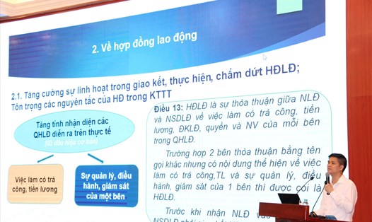 Đồng chí Ngọ Duy Hiểu, Phó Chủ tịch Tổng LĐLĐVN truyền đạt các nội dung tại Hội nghị. Ảnh: Mạnh Tùng.