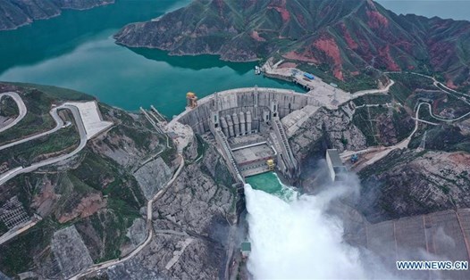 Trạm thủy điện Lijiaxia bắt đầu mở cổng để xả nước từ ngày 18.6 để chuẩn bị ứng phó với lũ lụt do mực nước ở sông Dương Tử ngày càng cao. Ảnh: Tân Hoa Xã