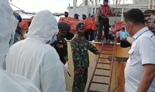 Chính quyền Indonesia kiểm tra một tàu Trung Quốc trên đảo Batam. Ảnh: Twitter.