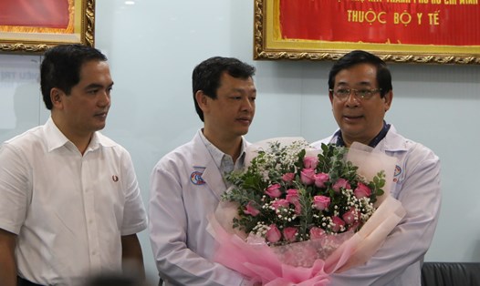 Đại diện Vietnam  Airlines  trao hoa cho các bác sĩ trực tiếp điều trị bệnh nhân 91. Ảnh: Anh Nhàn