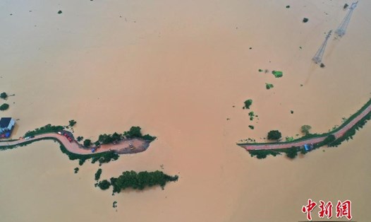 Hình ảnh cho thấy một phần của bờ kè sông Dương Tử bị nhấn chìm bởi lũ lụt. Ảnh: China News