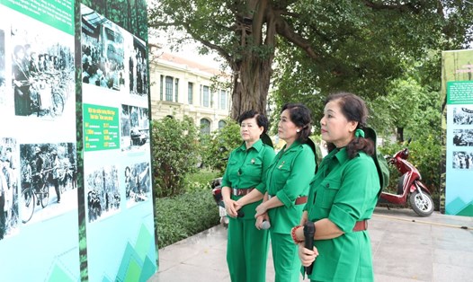 Triển lãm “70 năm - Sáng mãi tinh thần Thanh niên xung phong Việt Nam. Ảnh: Lan Nhi