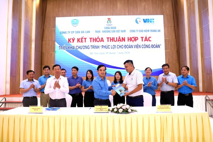 Chủ tịch CĐ TKV Lê Thanh Xuân ký thoả thuận hợp tác với các đối tác. Ảnh: Văn Tiến.